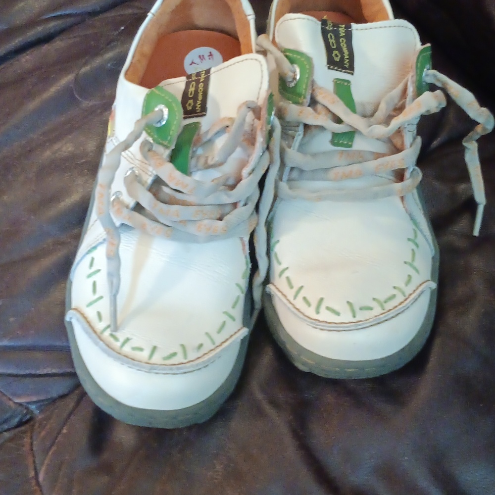 TMA Eyes. TMA Time. Womens Leather Stitch8ng Shoes. NWOT. size 10